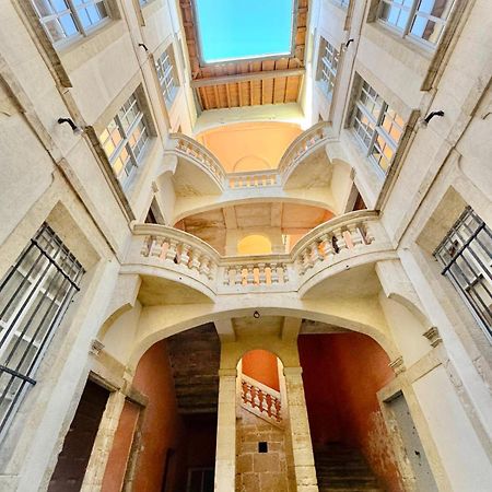 Au Coeur Du Centre Historique - Immeuble Classe - Terrasse - Climatise Nîmes Kültér fotó